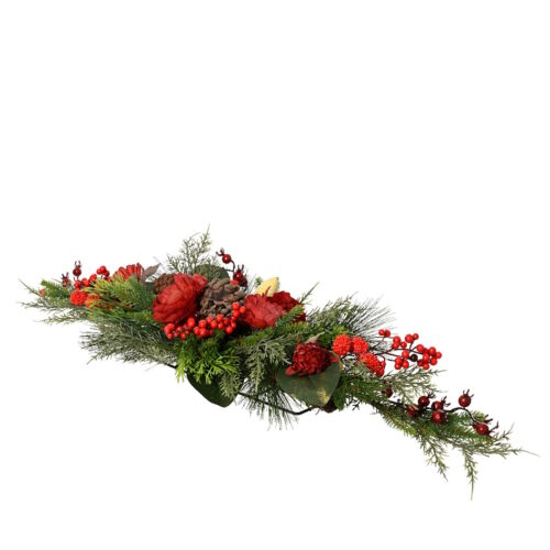 Kerststuk met rode bloemen en bessen
